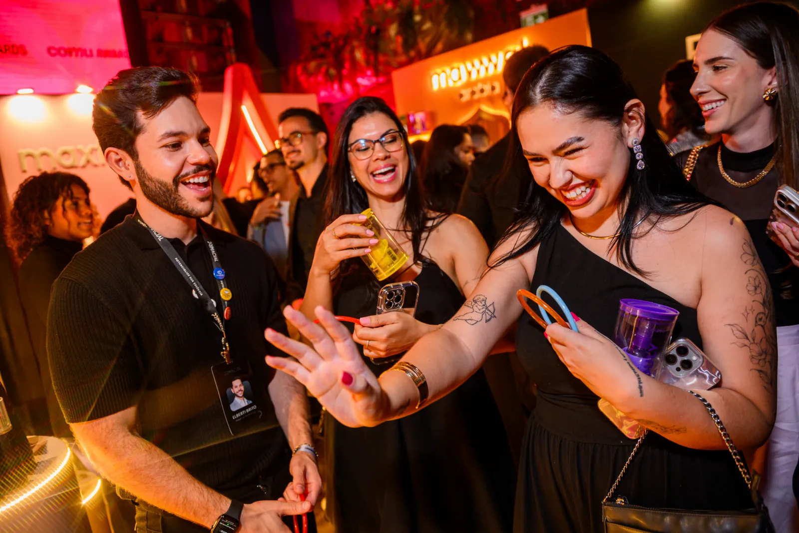 Criadores se divertem em uma ativação de marca no Comu Awards