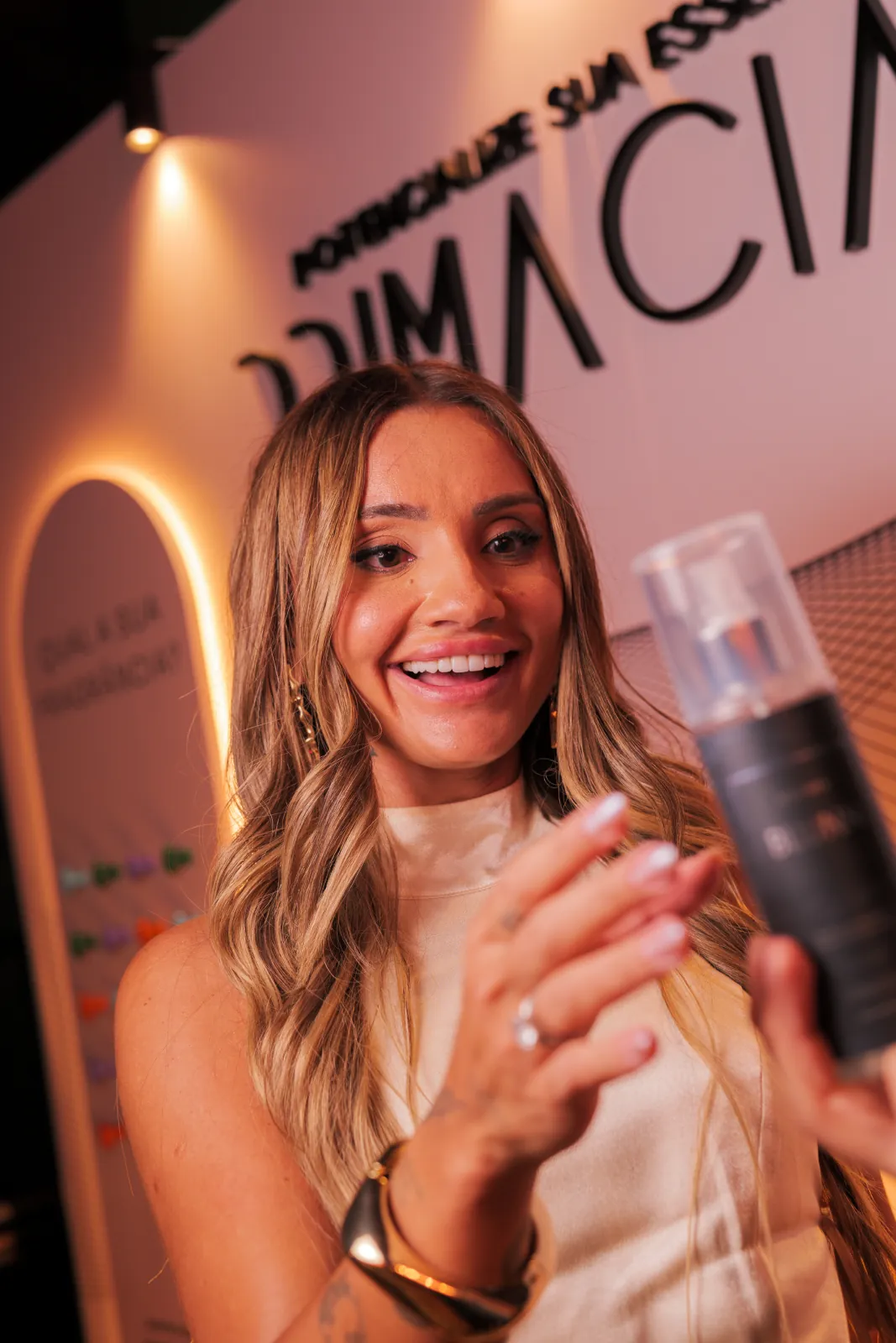 Criadora apresenta um produto em uma ativação de marca